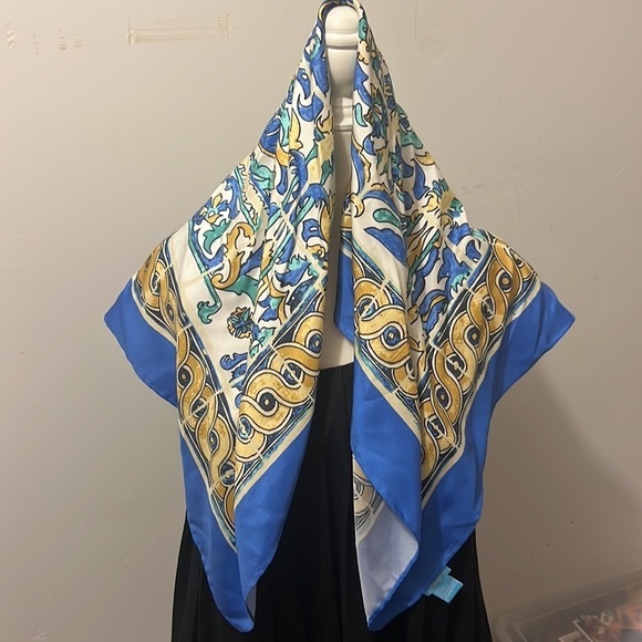 J.McLaughlin limited-edition silk scarf of Palm Beach fountain - Picture 6 of 9